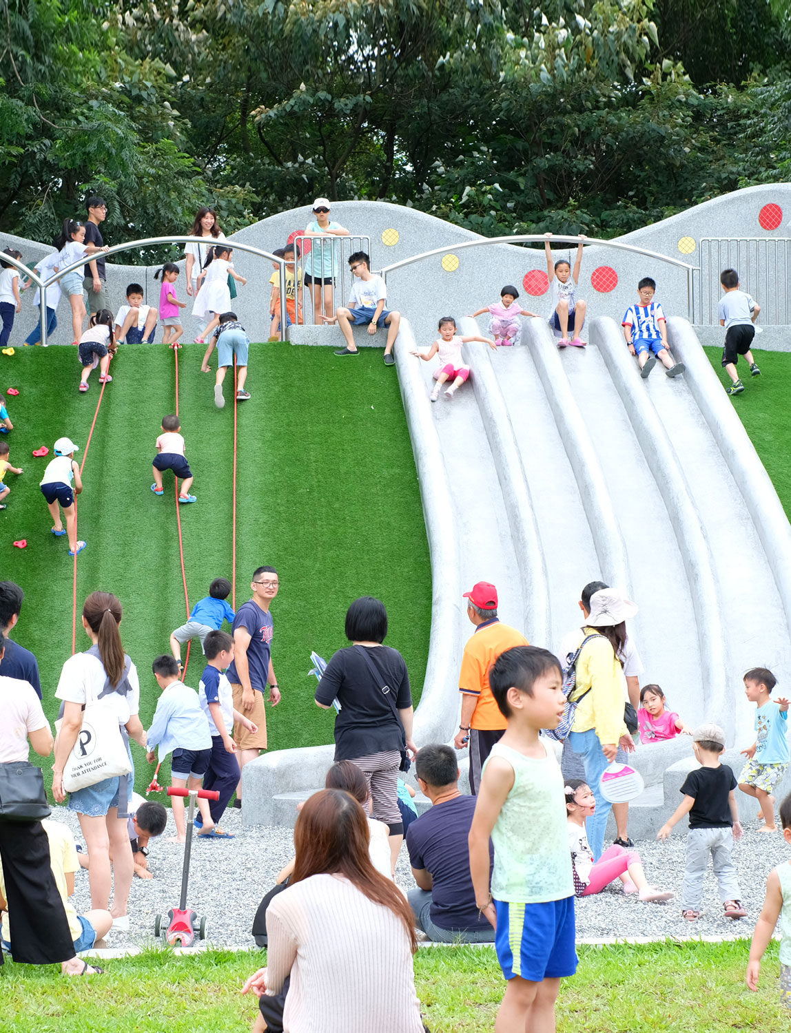 來新北玩公園主題照片-繩結攀爬與滑梯遠景